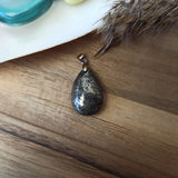 Pyriet edelsteen hanger druppel | 25 mm – curated crystal by Marga Jacobs | rust, symboliek en intuïtieve zelfzorg