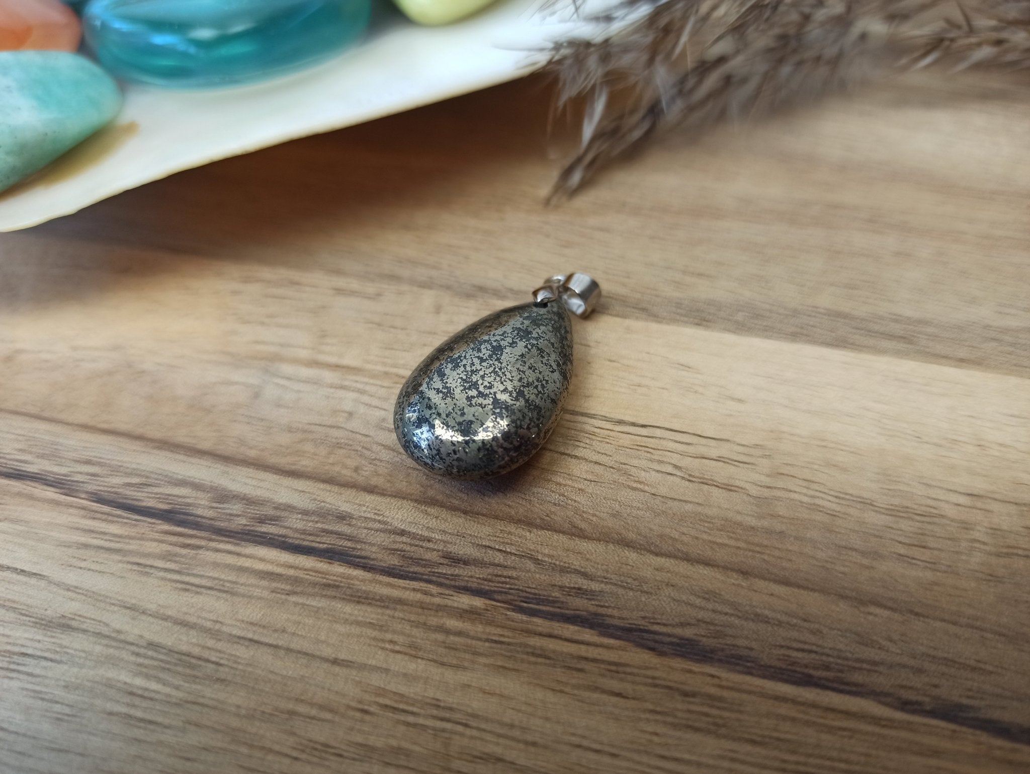 Pyriet edelsteen hanger druppel | 25 mm – curated crystal by Marga Jacobs | rust, symboliek en intuïtieve zelfzorg