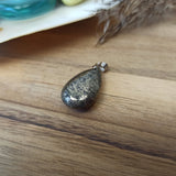 Pyriet edelsteen hanger druppel | 25 mm – curated crystal by Marga Jacobs | rust, symboliek en intuïtieve zelfzorg