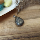 Pyriet edelsteen hanger druppel | 25 mm – curated crystal by Marga Jacobs | rust, symboliek en intuïtieve zelfzorg