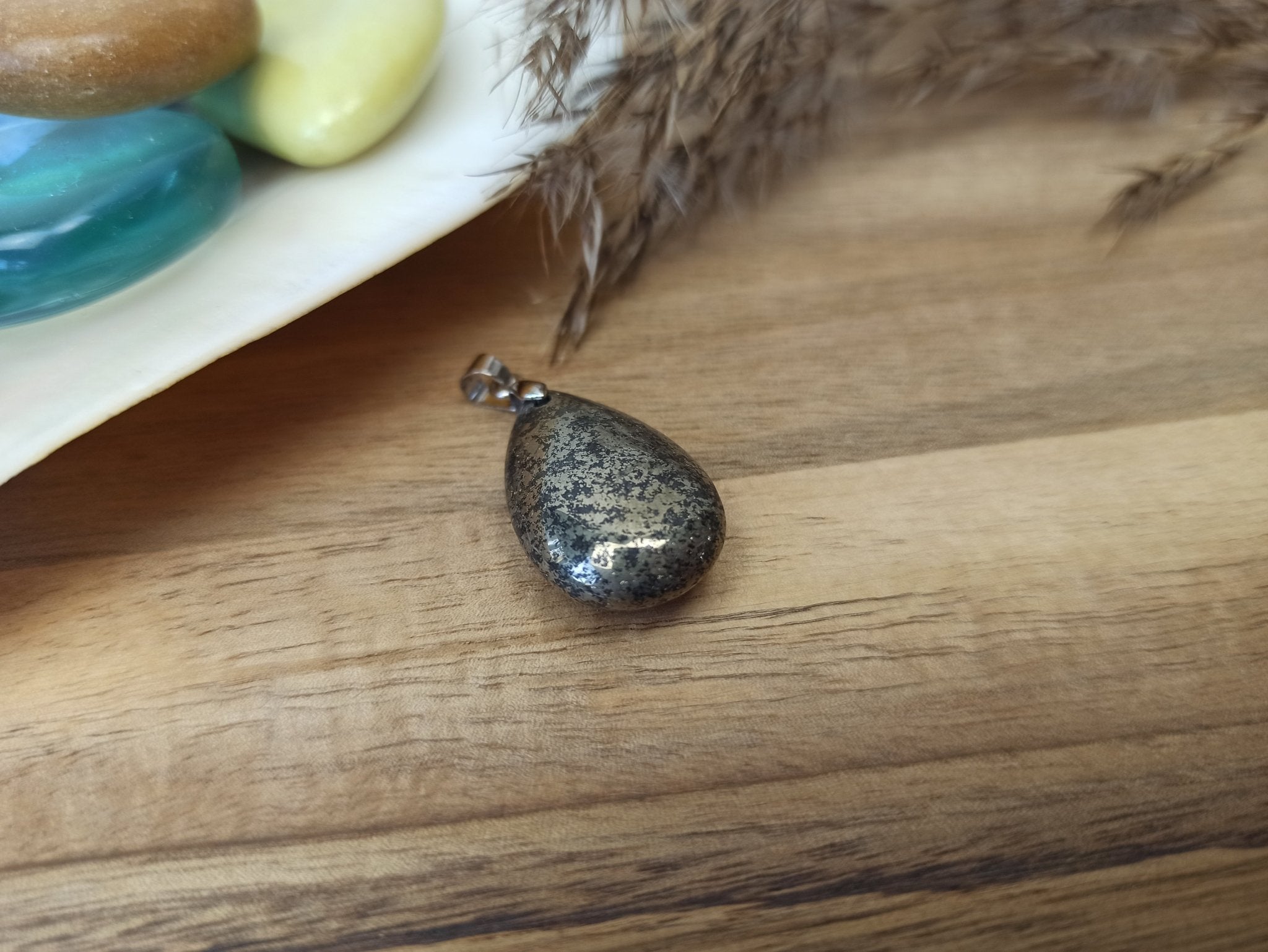 Pyriet edelsteen hanger druppel | 25 mm – curated crystal by Marga Jacobs | rust, symboliek en intuïtieve zelfzorg