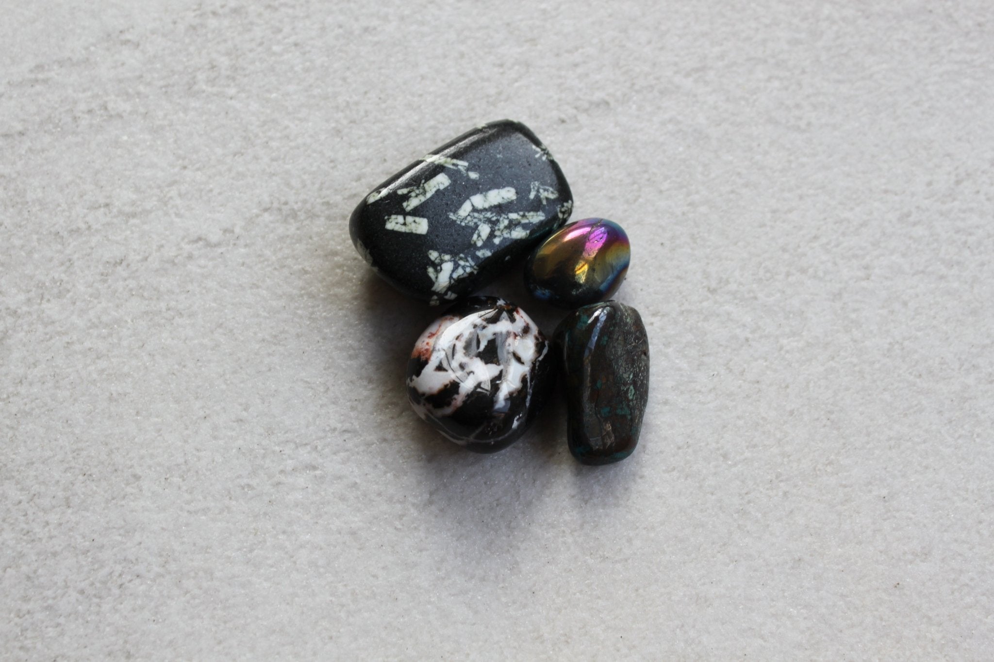 Quantum quattro trommelstenen – curated crystal by Marga Jacobs | rust, symboliek en intuïtieve zelfzorg