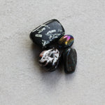 Quantum quattro trommelstenen – curated crystal by Marga Jacobs | rust, symboliek en intuïtieve zelfzorg