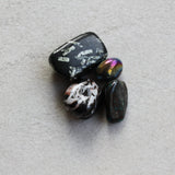 Quantum quattro trommelstenen – curated crystal by Marga Jacobs | rust, symboliek en intuïtieve zelfzorg