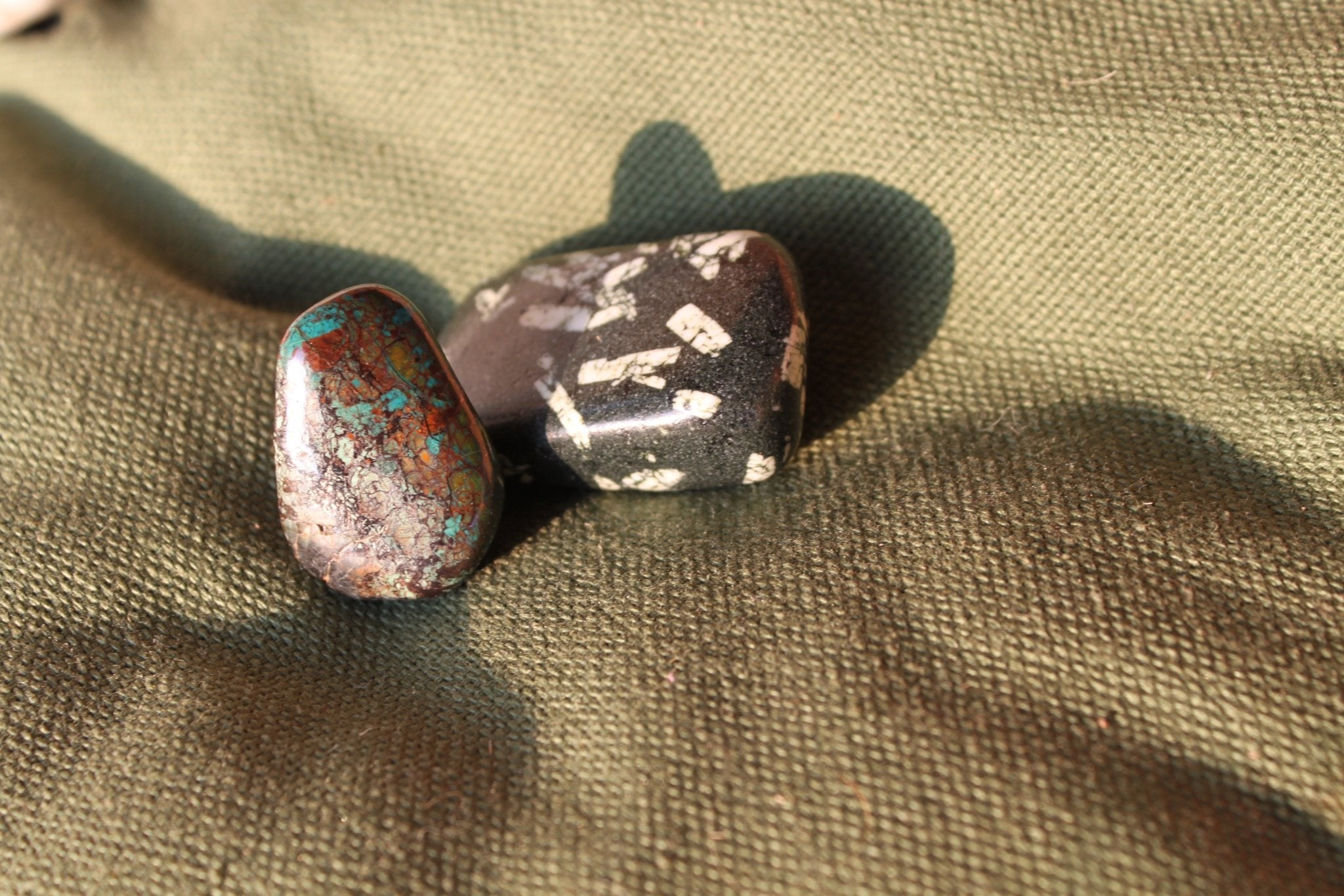 Quantum quattro trommelstenen – curated crystal by Marga Jacobs | rust, symboliek en intuïtieve zelfzorg