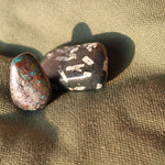 Quantum quattro trommelstenen – curated crystal by Marga Jacobs | rust, symboliek en intuïtieve zelfzorg