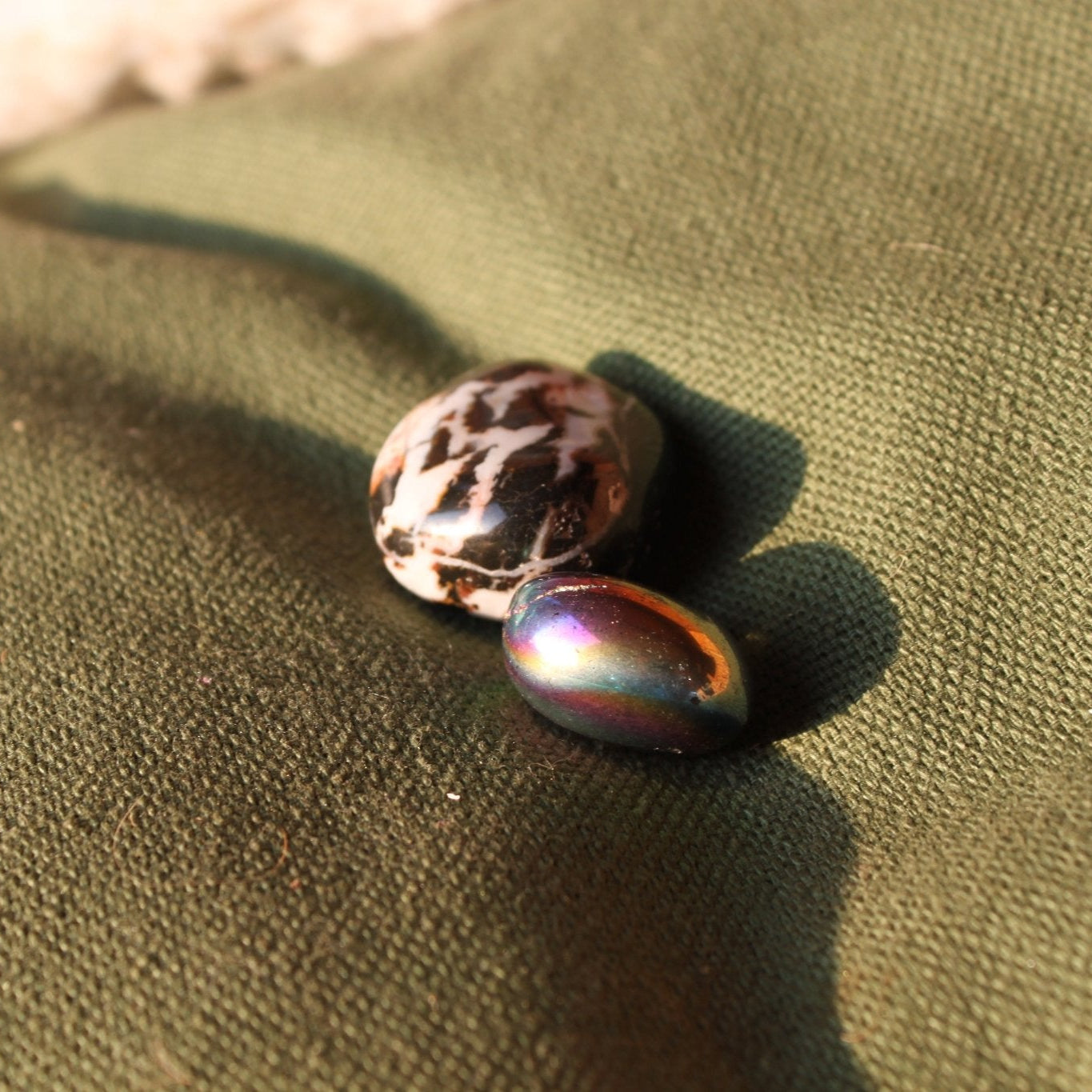 Regenboog Titanium Aura trommelstenen – curated crystal by Marga Jacobs | rust, symboliek en intuïtieve zelfzorg