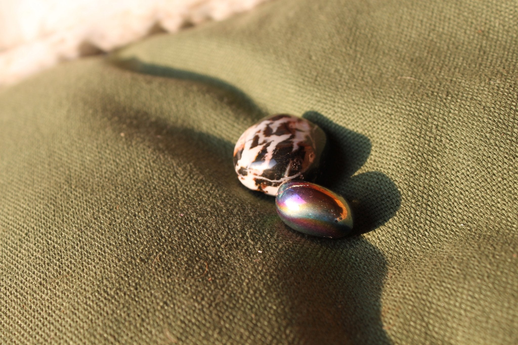 Regenboog Titanium Aura trommelstenen – curated crystal by Marga Jacobs | rust, symboliek en intuïtieve zelfzorg