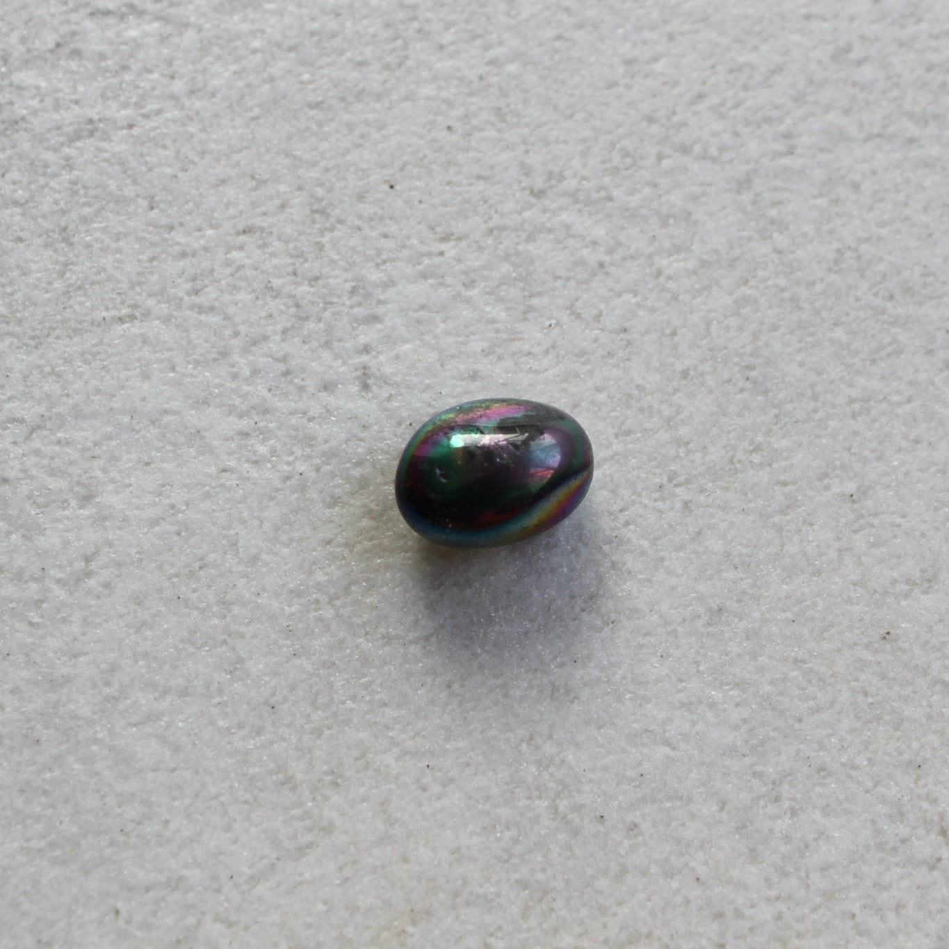 Regenboog Titanium Aura trommelstenen – curated crystal by Marga Jacobs | rust, symboliek en intuïtieve zelfzorg