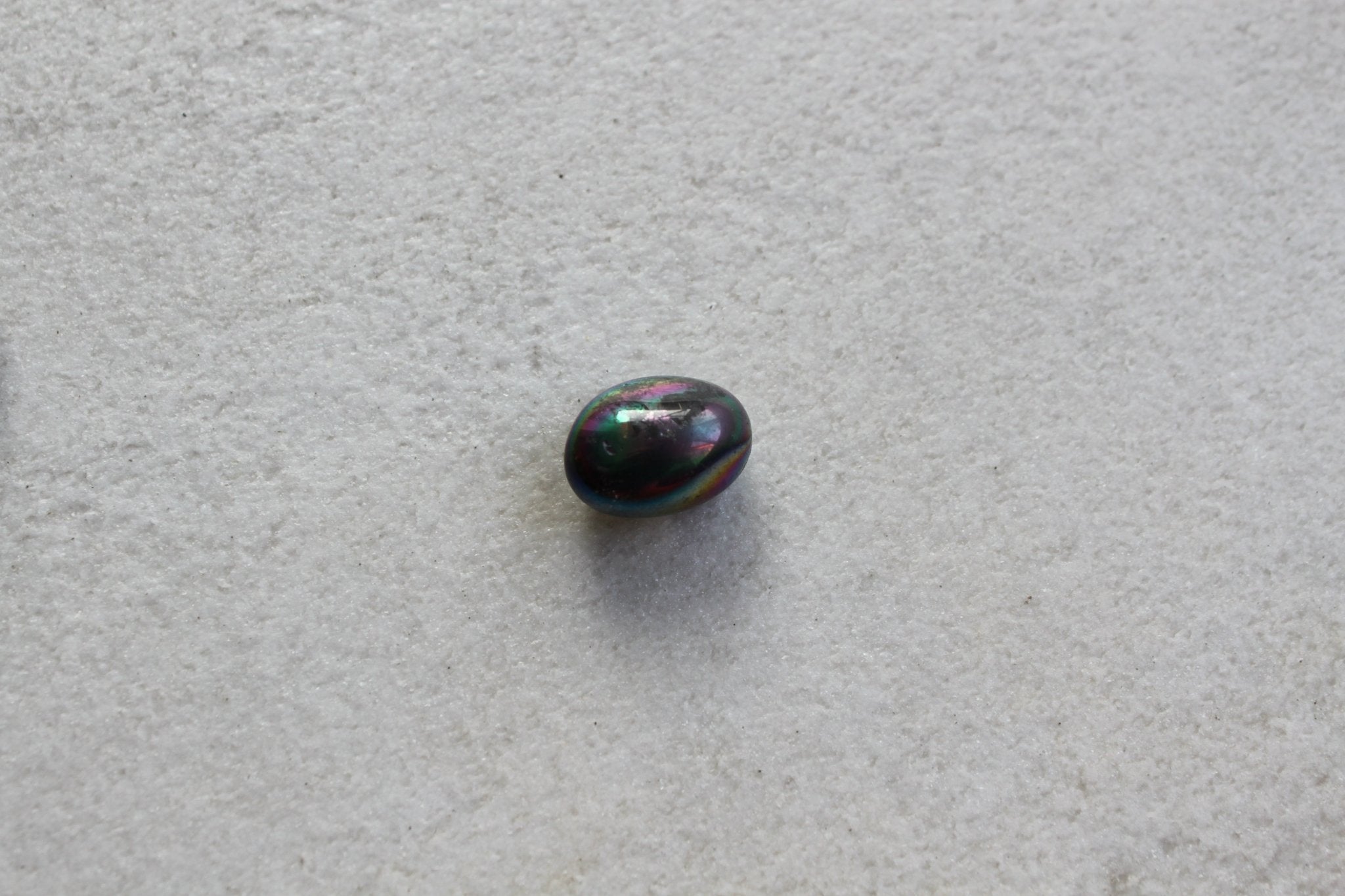 Regenboog Titanium Aura trommelstenen – curated crystal by Marga Jacobs | rust, symboliek en intuïtieve zelfzorg
