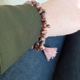 Rhodoniet edelsteen armband split met flosje – curated crystal by Marga Jacobs | rust, symboliek en intuïtieve zelfzorg