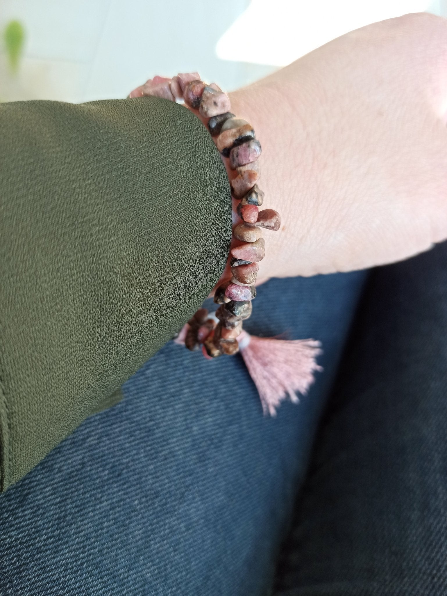 Rhodoniet edelsteen armband split met flosje – curated crystal by Marga Jacobs | rust, symboliek en intuïtieve zelfzorg