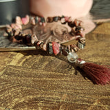 Rhodoniet edelsteen armband split met flosje – curated crystal by Marga Jacobs | rust, symboliek en intuïtieve zelfzorg