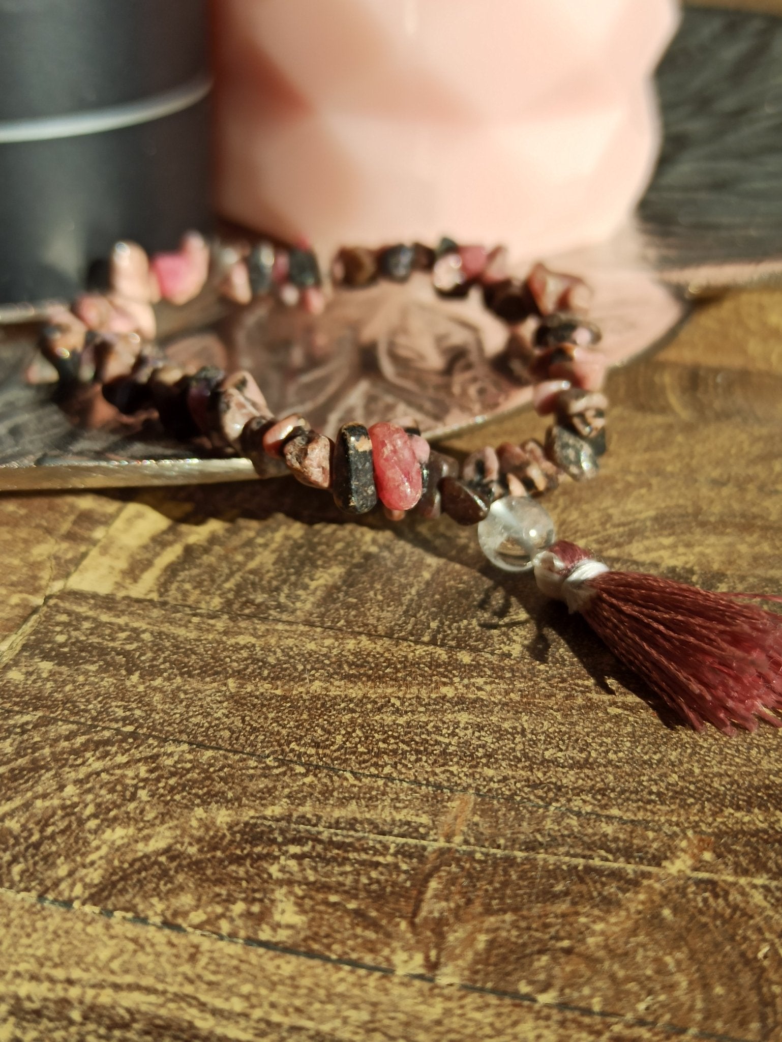 Rhodoniet edelsteen armband split met flosje – curated crystal by Marga Jacobs | rust, symboliek en intuïtieve zelfzorg