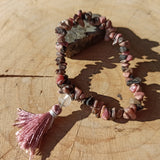 Rhodoniet edelsteen armband split met flosje – curated crystal by Marga Jacobs | rust, symboliek en intuïtieve zelfzorg