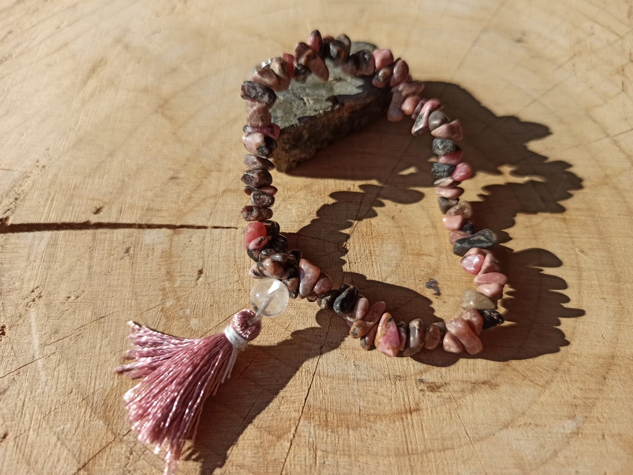 Rhodoniet edelsteen armband split met flosje – curated crystal by Marga Jacobs | rust, symboliek en intuïtieve zelfzorg