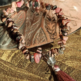 Rhodoniet edelsteen armband split met flosje – curated crystal by Marga Jacobs | rust, symboliek en intuïtieve zelfzorg