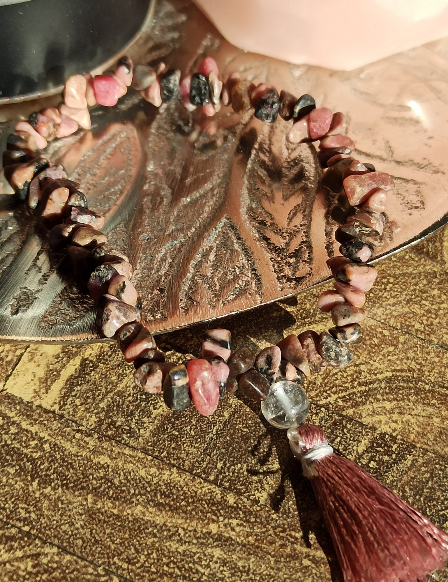 Rhodoniet edelsteen armband split met flosje – curated crystal by Marga Jacobs | rust, symboliek en intuïtieve zelfzorg