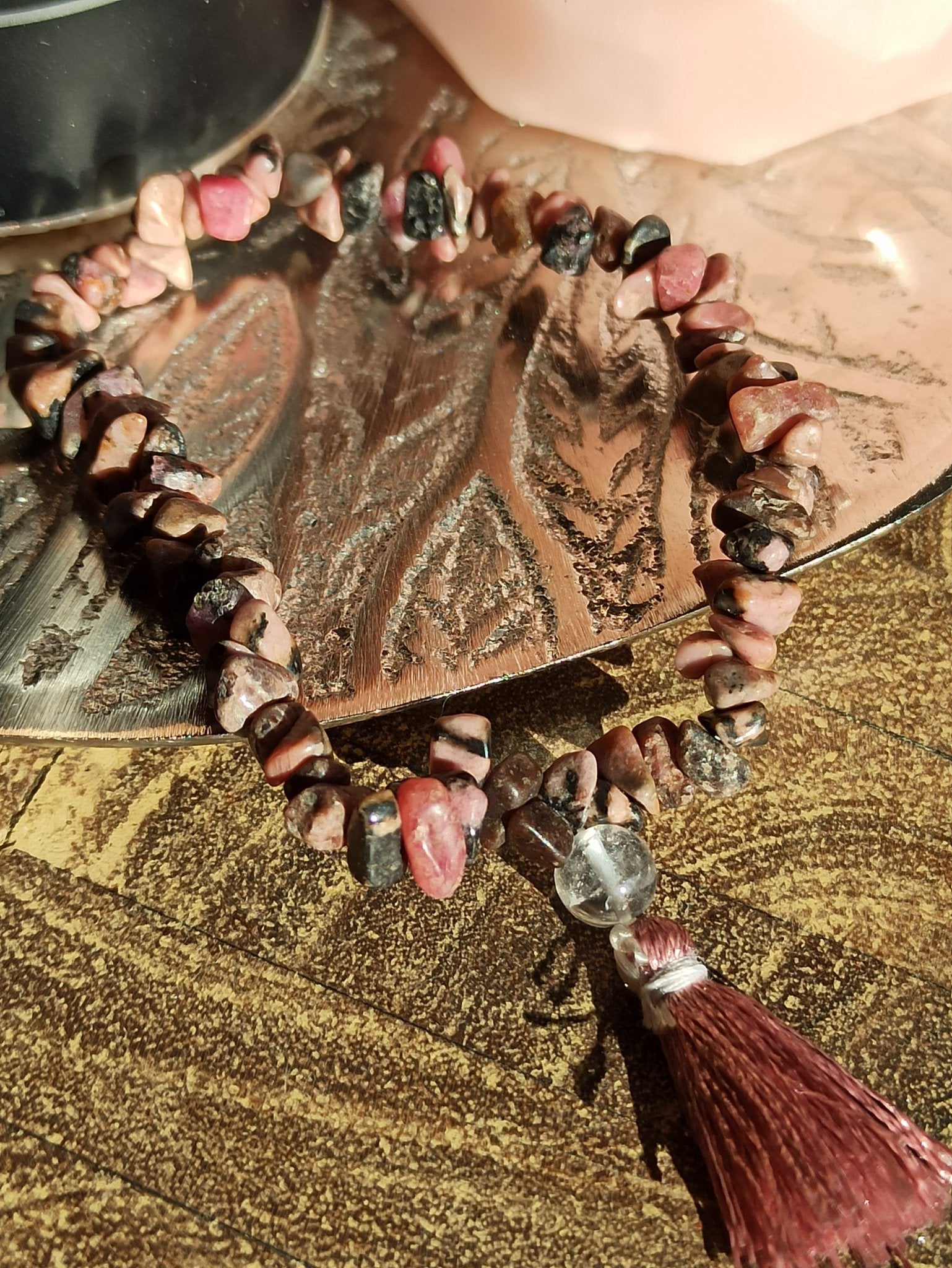 Rhodoniet edelsteen armband split met flosje – curated crystal by Marga Jacobs | rust, symboliek en intuïtieve zelfzorg