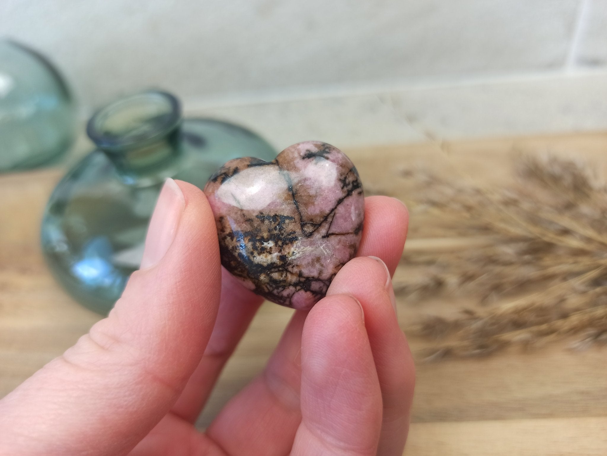 Rhodoniet hart | 3 cm – curated crystal by Marga Jacobs | rust, symboliek en intuïtieve zelfzorg