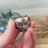 Rhodoniet hart | 3 cm – curated crystal by Marga Jacobs | rust, symboliek en intuïtieve zelfzorg