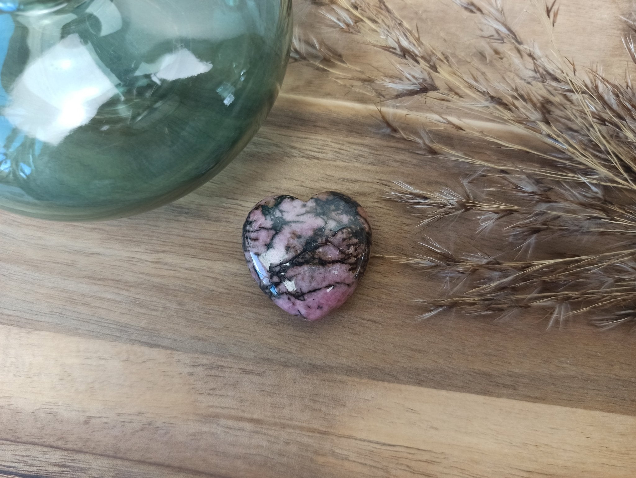 Rhodoniet hart | 3 cm – curated crystal by Marga Jacobs | rust, symboliek en intuïtieve zelfzorg