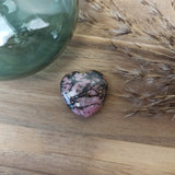 Rhodoniet hart | 3 cm – curated crystal by Marga Jacobs | rust, symboliek en intuïtieve zelfzorg