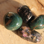 Rhodoniet trommelstenen – curated crystal by Marga Jacobs | rust, symboliek en intuïtieve zelfzorg