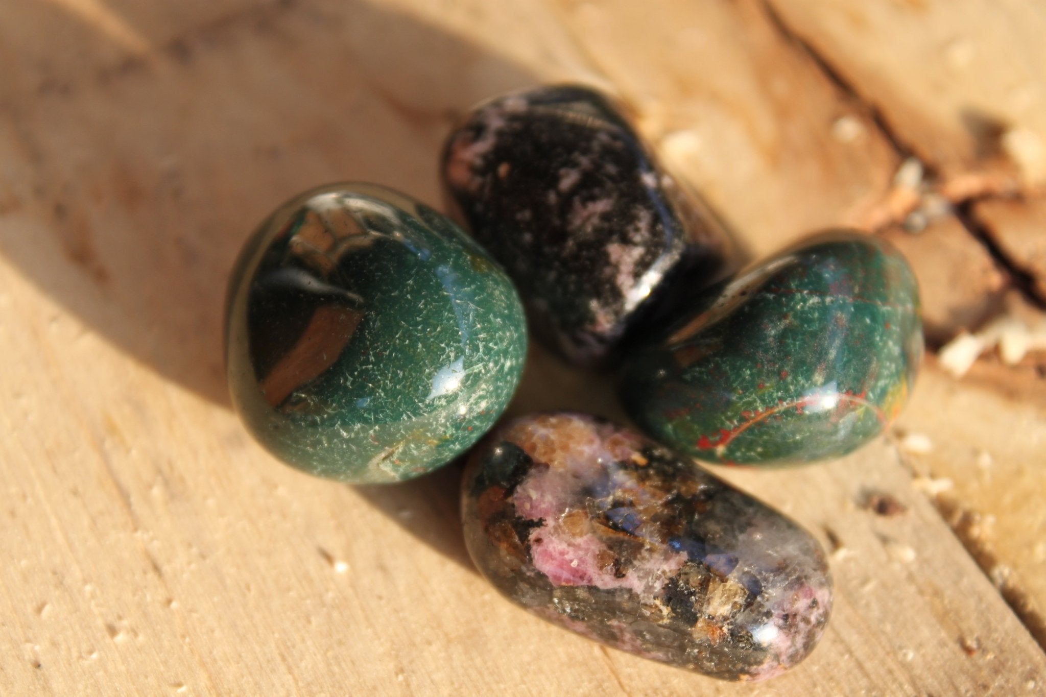 Rhodoniet trommelstenen – curated crystal by Marga Jacobs | rust, symboliek en intuïtieve zelfzorg