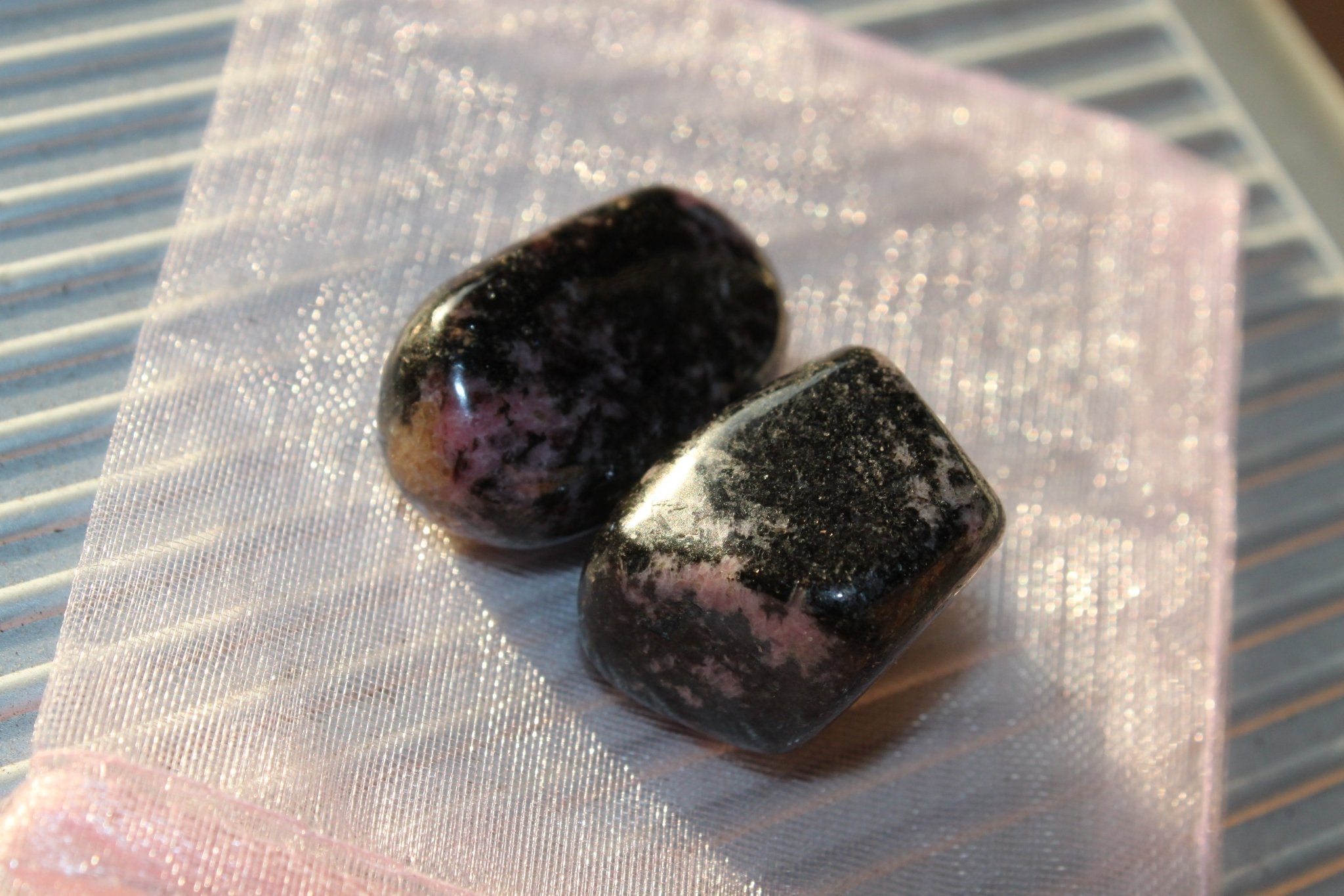 Rhodoniet trommelstenen – curated crystal by Marga Jacobs | rust, symboliek en intuïtieve zelfzorg