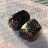 Rhodoniet trommelstenen – curated crystal by Marga Jacobs | rust, symboliek en intuïtieve zelfzorg