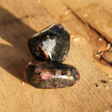 Rhodoniet trommelstenen – curated crystal by Marga Jacobs | rust, symboliek en intuïtieve zelfzorg