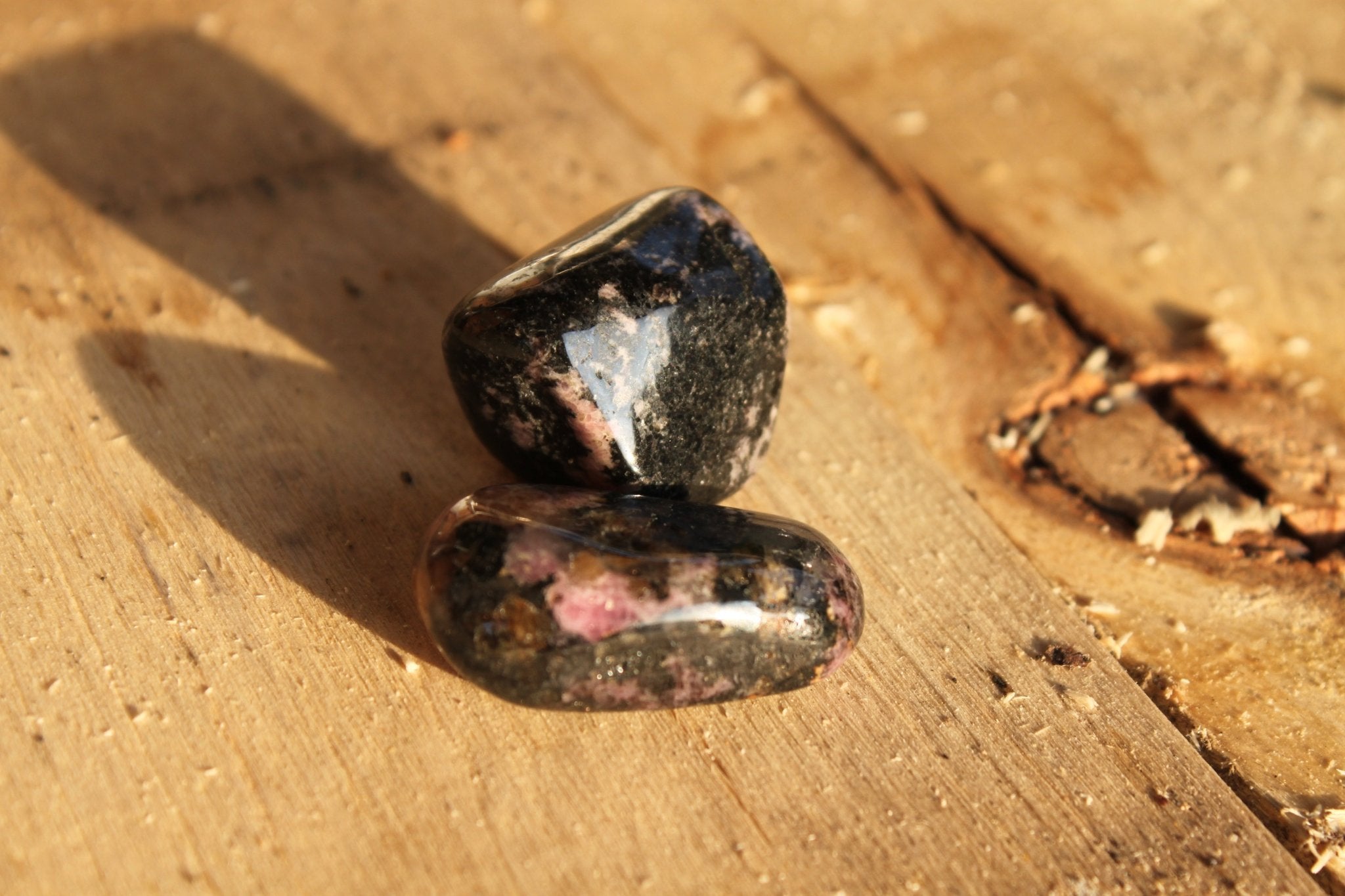 Rhodoniet trommelstenen – curated crystal by Marga Jacobs | rust, symboliek en intuïtieve zelfzorg