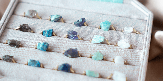 Ring edelsteen ruw ~ Uchu Reminders – curated crystal by Marga Jacobs | rust, symboliek en intuïtieve zelfzorg