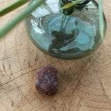 Robijn | ruw – curated crystal by Marga Jacobs | rust, symboliek en intuïtieve zelfzorg