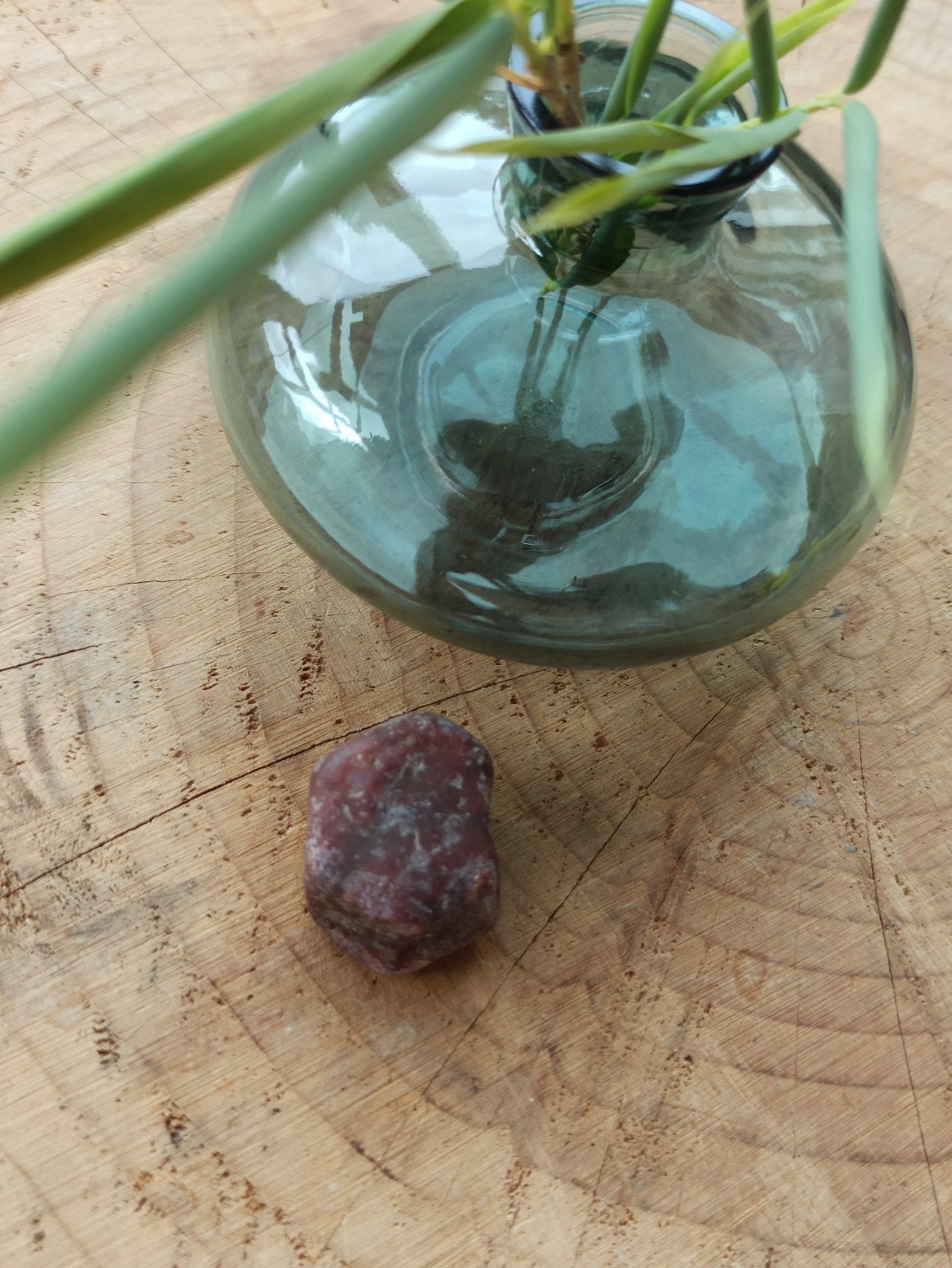 Robijn | ruw – curated crystal by Marga Jacobs | rust, symboliek en intuïtieve zelfzorg