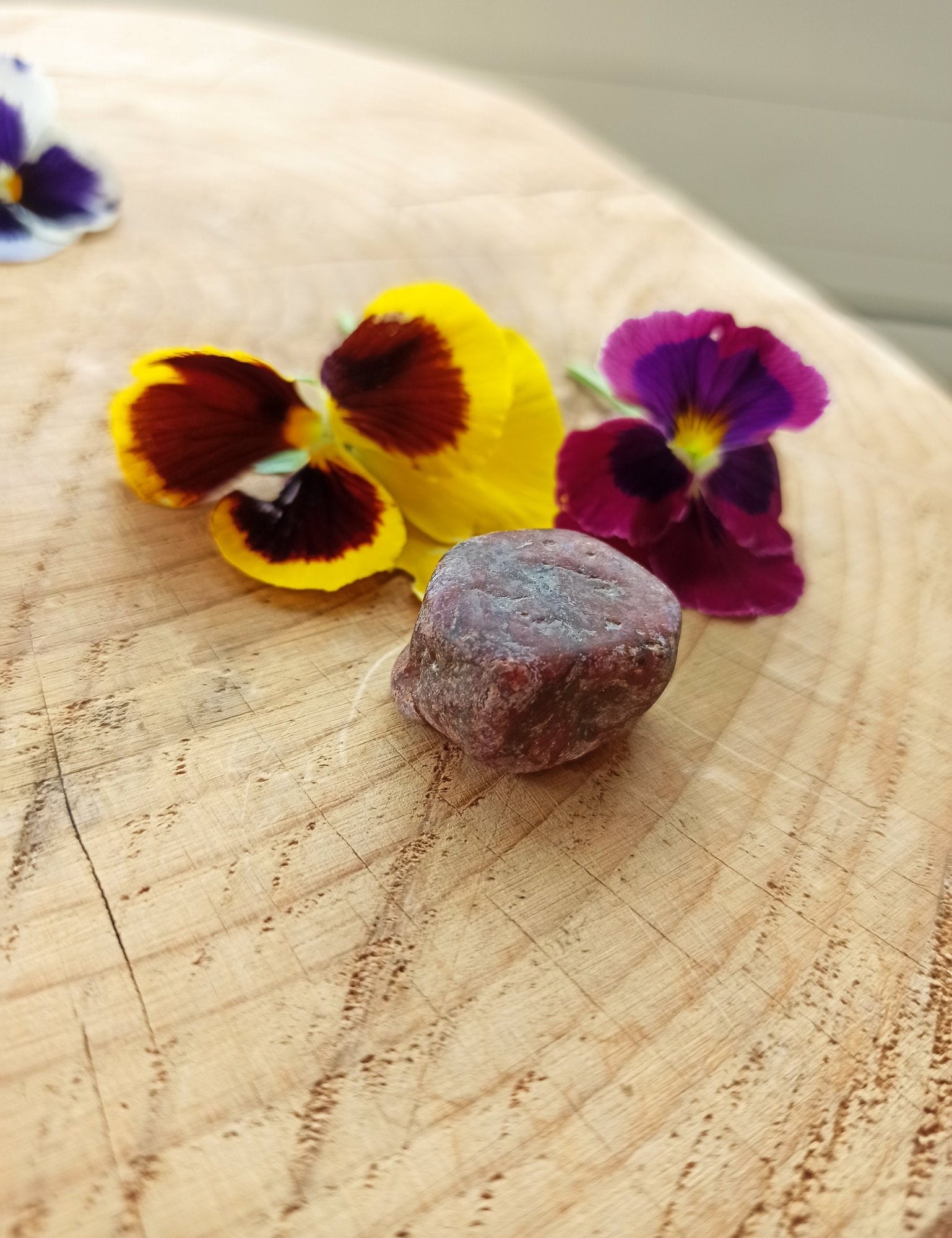 Robijn | ruw – curated crystal by Marga Jacobs | rust, symboliek en intuïtieve zelfzorg