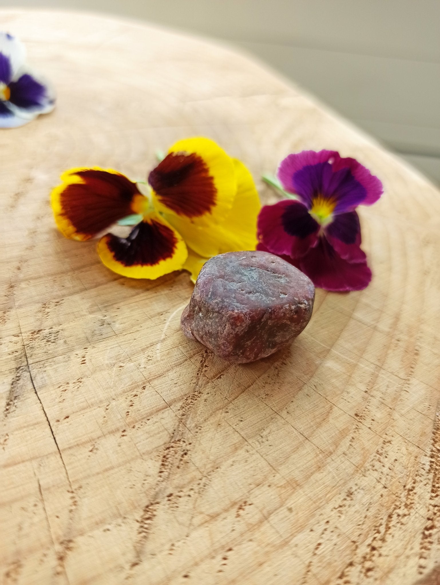 Robijn | ruw – curated crystal by Marga Jacobs | rust, symboliek en intuïtieve zelfzorg