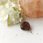 Robijn | ruw – curated crystal by Marga Jacobs | rust, symboliek en intuïtieve zelfzorg