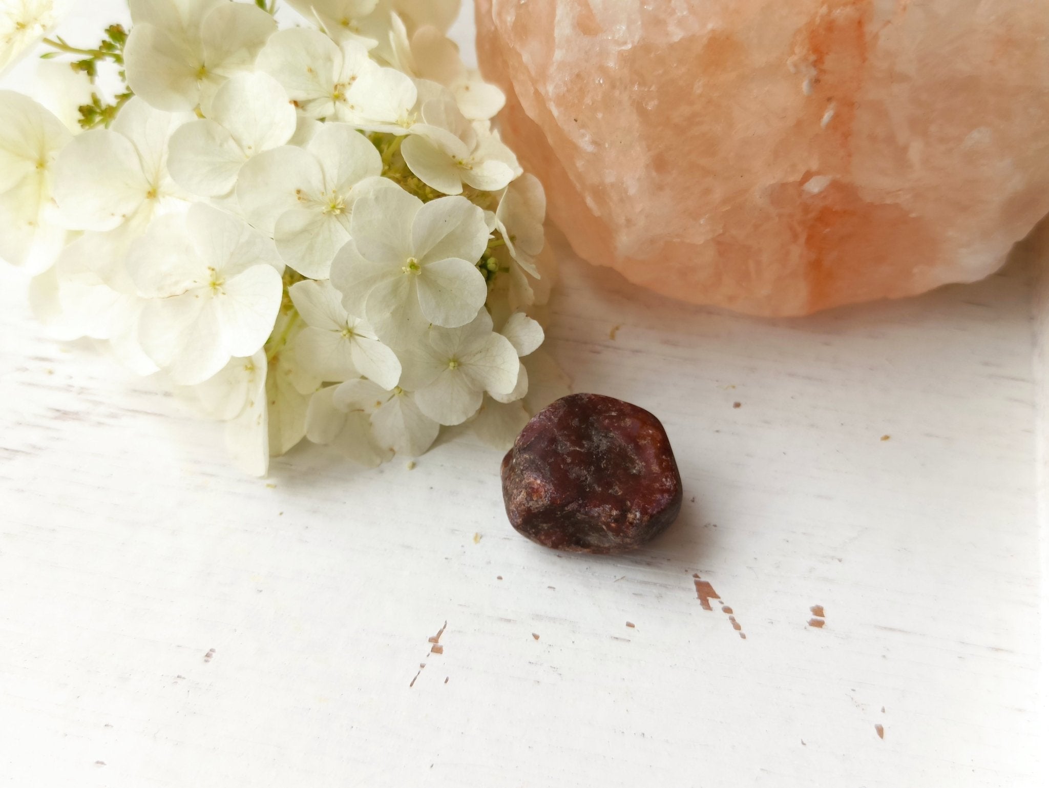 Robijn | ruw – curated crystal by Marga Jacobs | rust, symboliek en intuïtieve zelfzorg