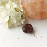 Robijn | ruw – curated crystal by Marga Jacobs | rust, symboliek en intuïtieve zelfzorg