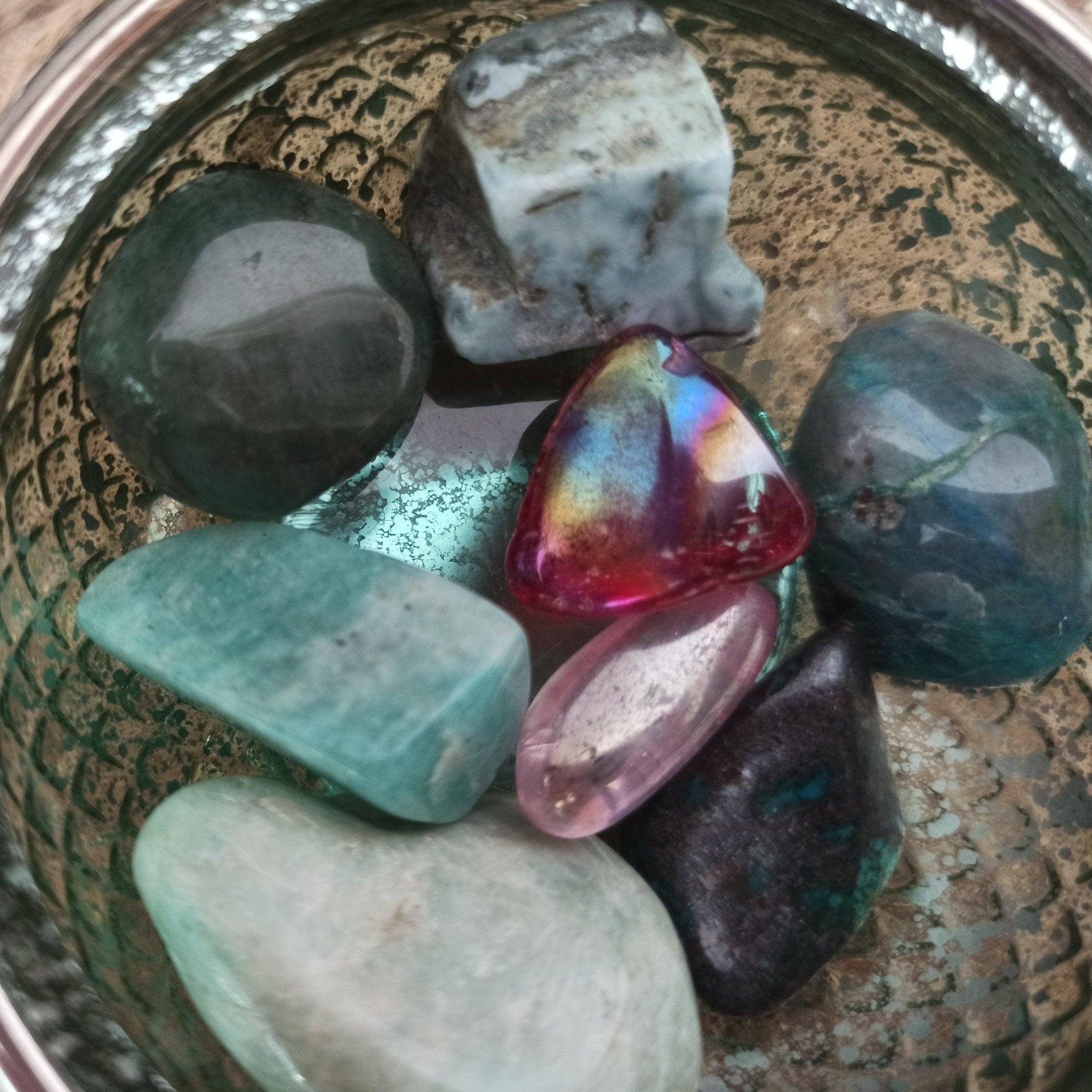 Rode Aura trommelstenen – curated crystal by Marga Jacobs | rust, symboliek en intuïtieve zelfzorg