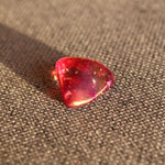 Rode Aura trommelstenen – curated crystal by Marga Jacobs | rust, symboliek en intuïtieve zelfzorg