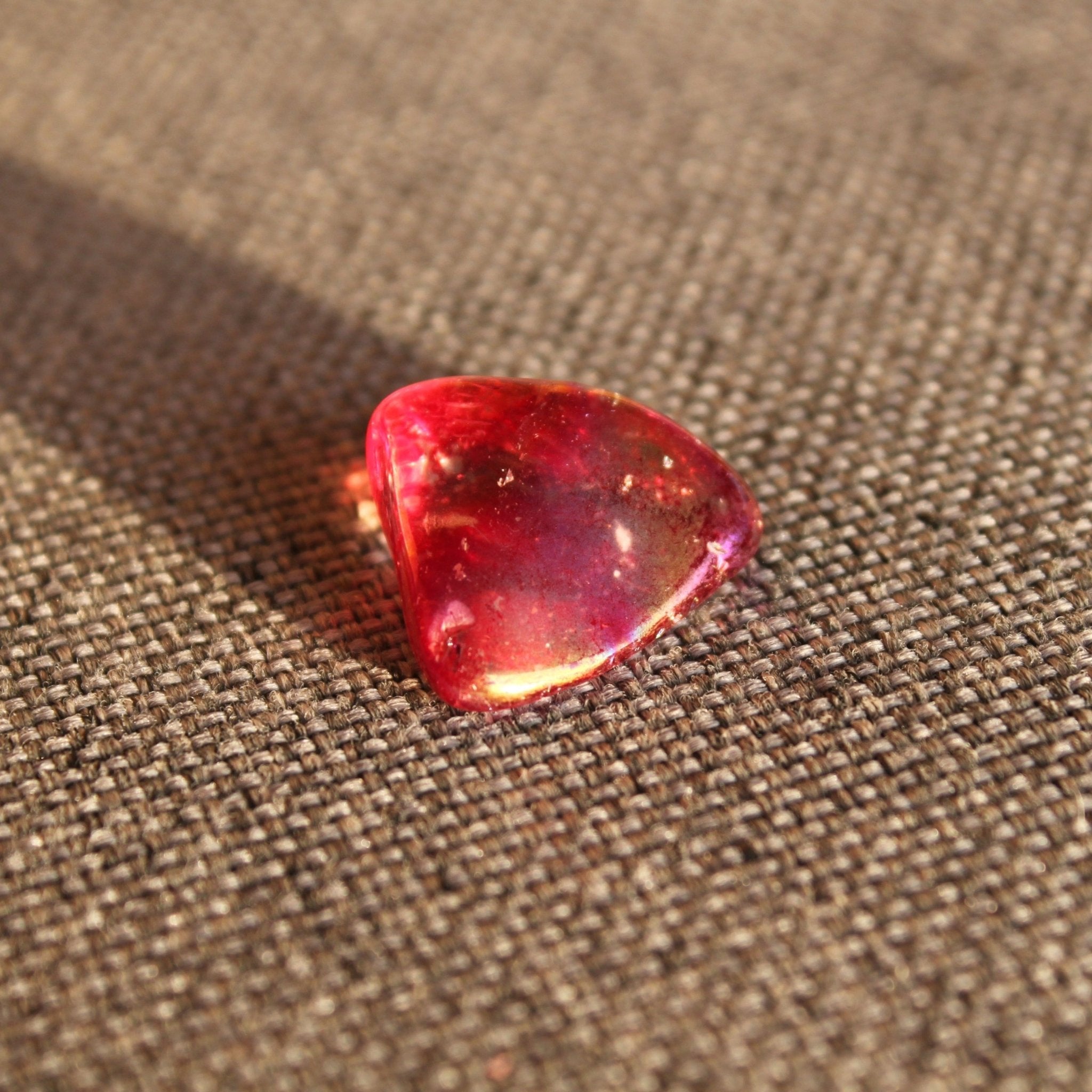 Rode Aura trommelstenen – curated crystal by Marga Jacobs | rust, symboliek en intuïtieve zelfzorg