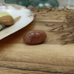 Rode jade trommelstenen – curated crystal by Marga Jacobs | rust, symboliek en intuïtieve zelfzorg