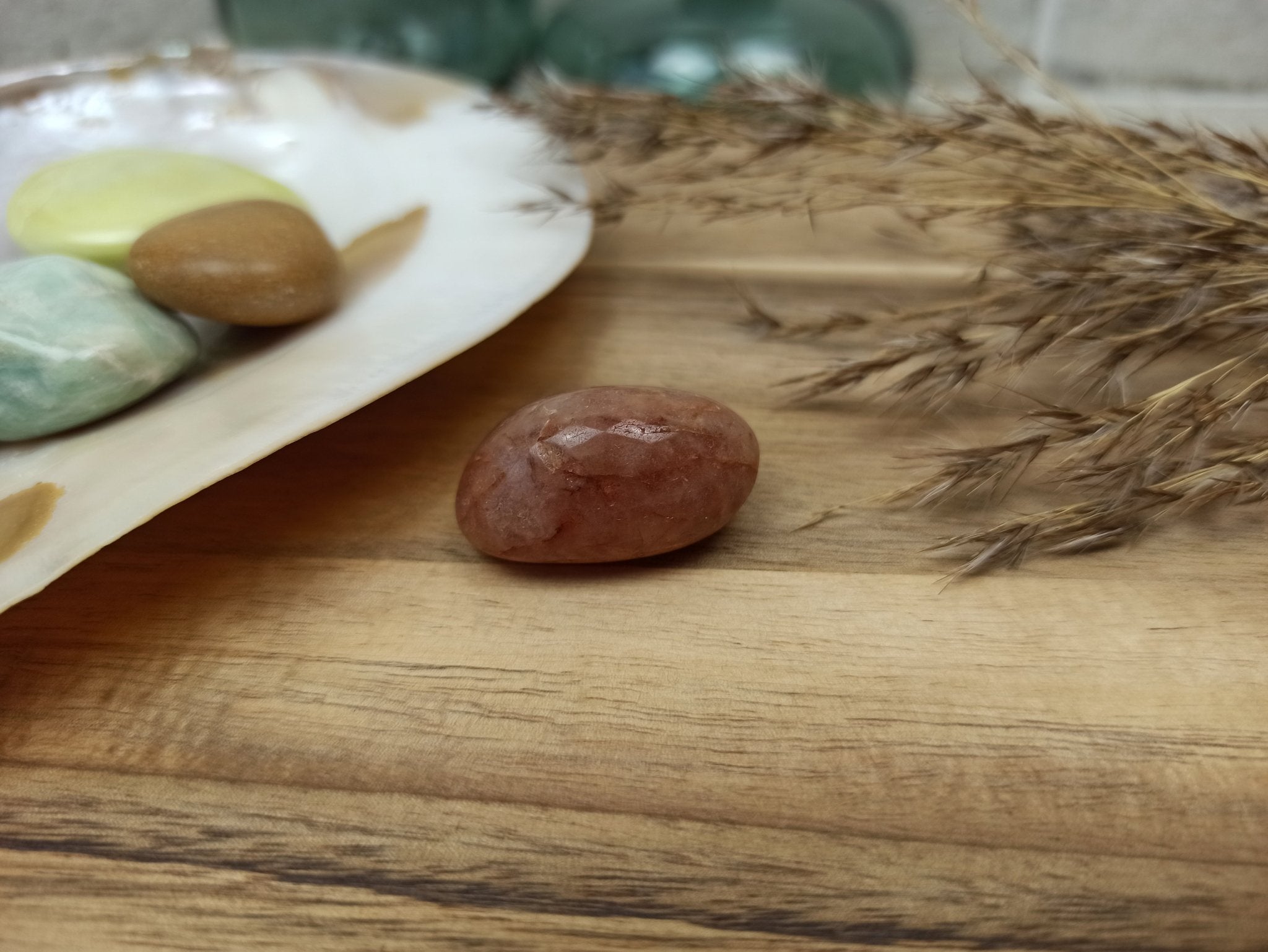 Rode jade trommelstenen – curated crystal by Marga Jacobs | rust, symboliek en intuïtieve zelfzorg