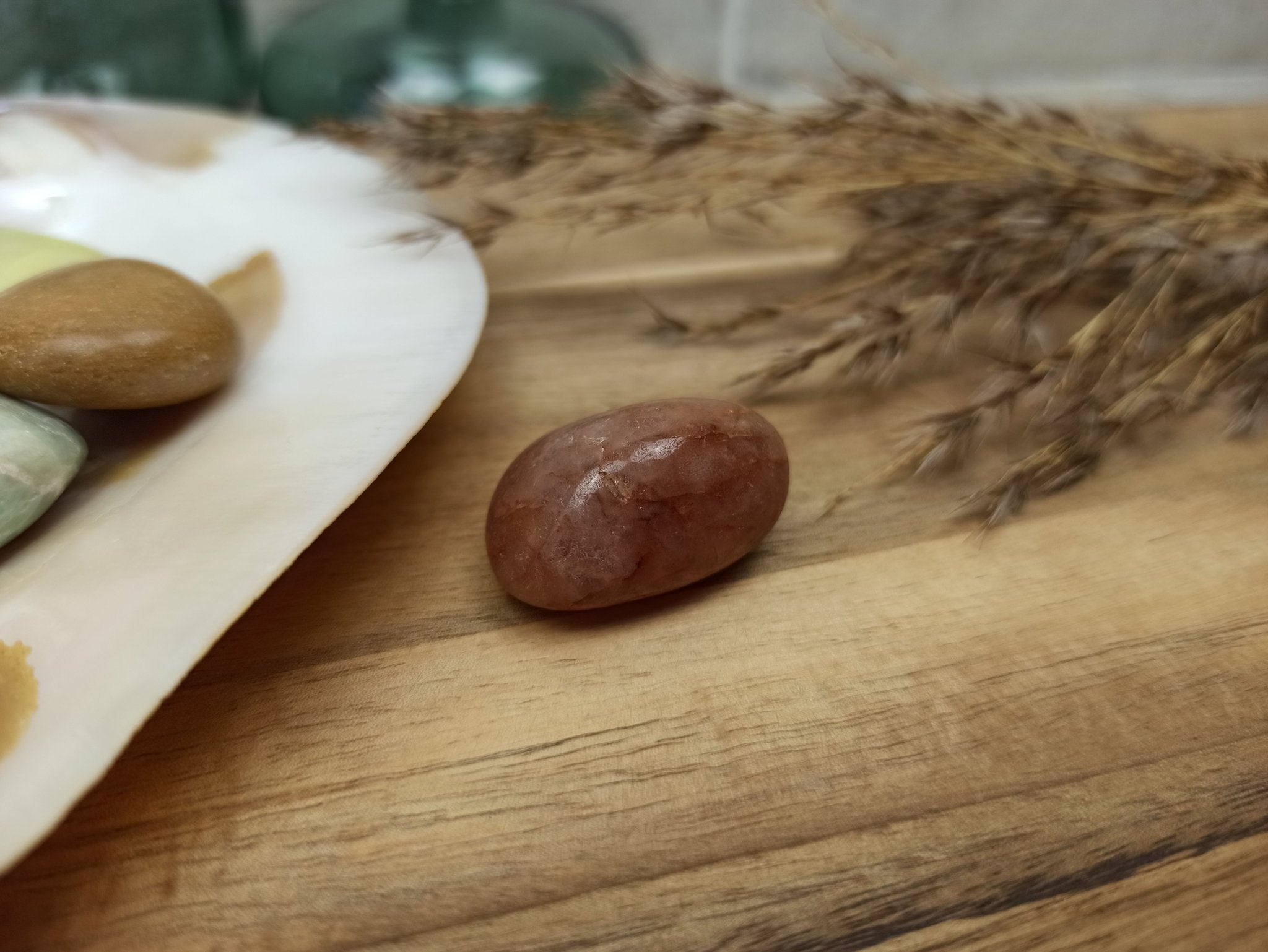 Rode jade trommelstenen – curated crystal by Marga Jacobs | rust, symboliek en intuïtieve zelfzorg