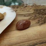 Rode jade trommelstenen – curated crystal by Marga Jacobs | rust, symboliek en intuïtieve zelfzorg