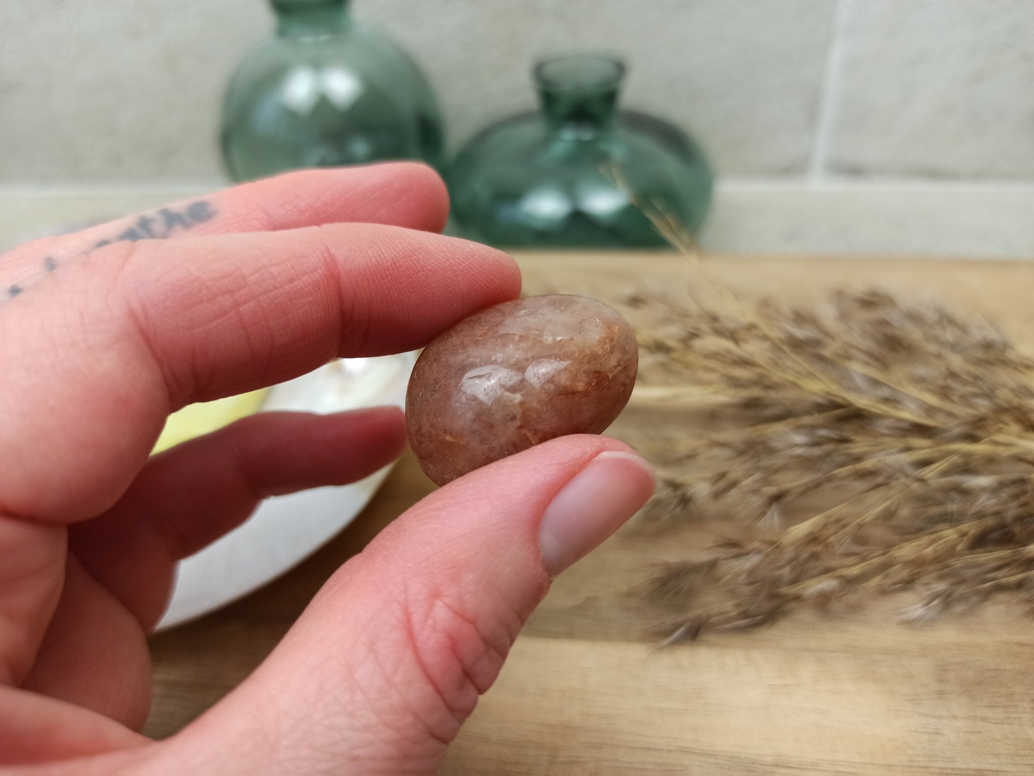 Rode jade trommelstenen – curated crystal by Marga Jacobs | rust, symboliek en intuïtieve zelfzorg