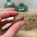 Rode jade trommelstenen – curated crystal by Marga Jacobs | rust, symboliek en intuïtieve zelfzorg